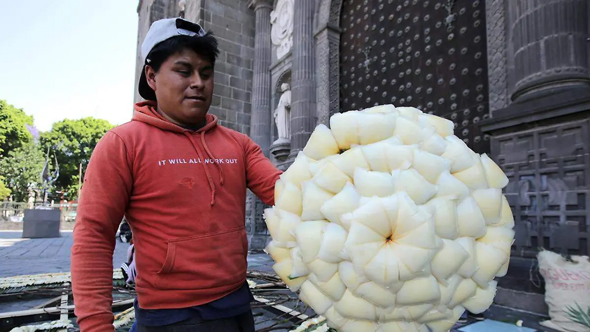 Con la semana santa comienza la elaboración de la puerta del perdón en la catedral de Puebla